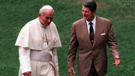 Prezydent Ronald Reagan oraz papież Jan Paweł II. Główni architekci doktryny obalenia komunizmu na świecie..jpg